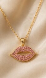 Gold Tone Traditional Pendant Necklace