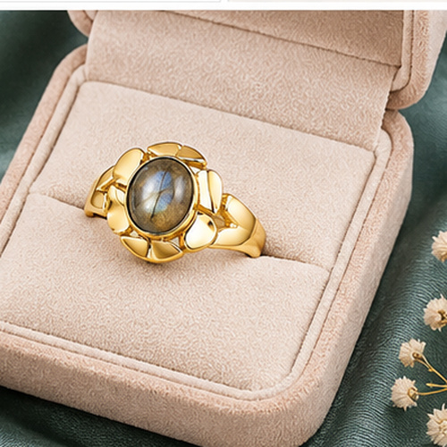 Gold Sculpted Ring - Image 2